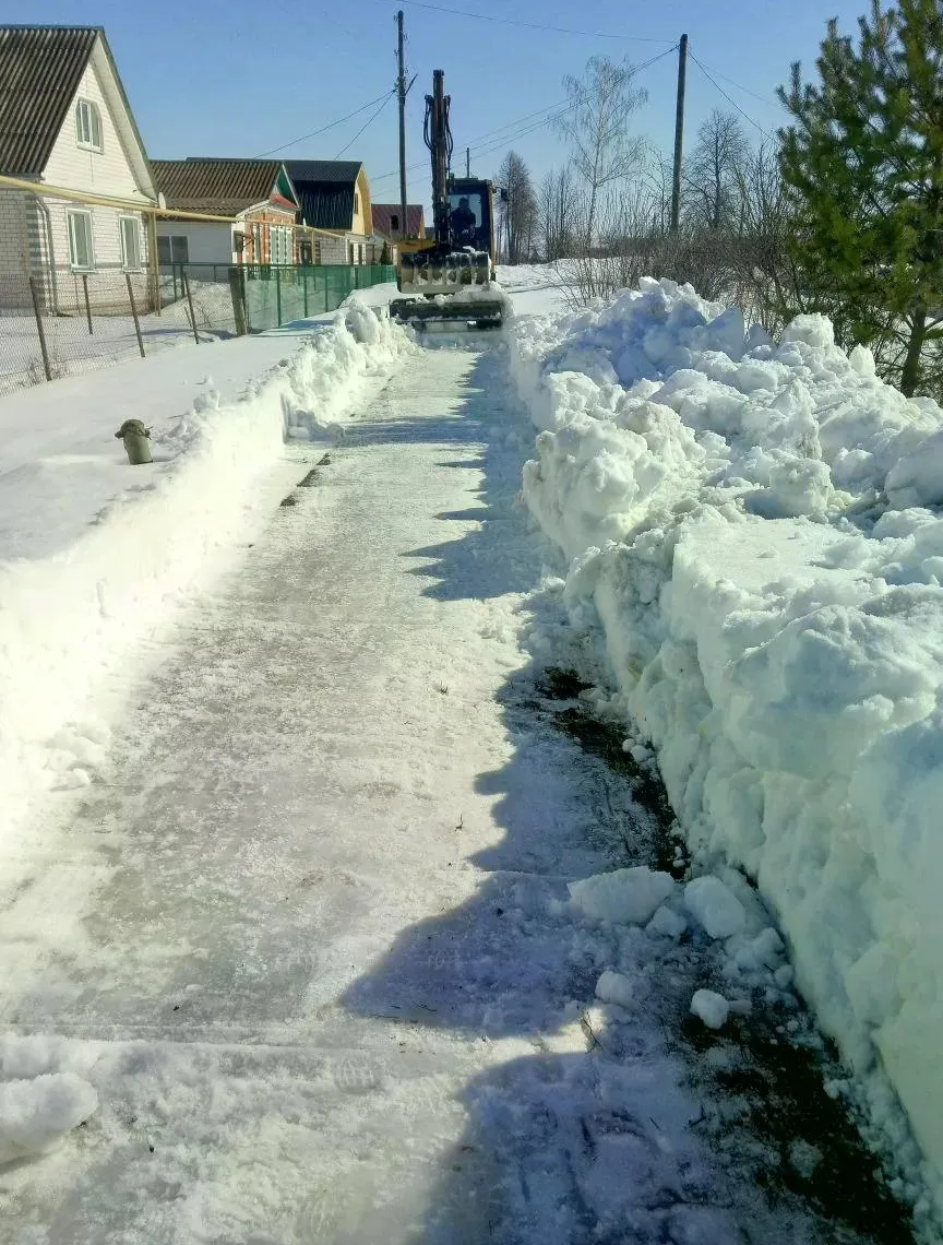 Очистка тротуара от снега